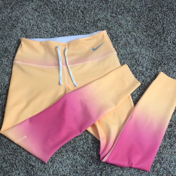Nike Womens M reversible running leggings- super buttery material! - Picture 3 of 5